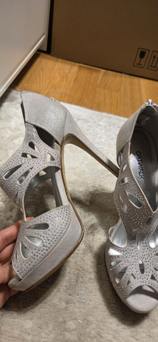 Scarpe da donna: Damenschuhe silber Grösse 37 Catwalk mit Strasssteinen – Nuovo (secondo la descrizione) da Chur venduto da ali_j9q9 3