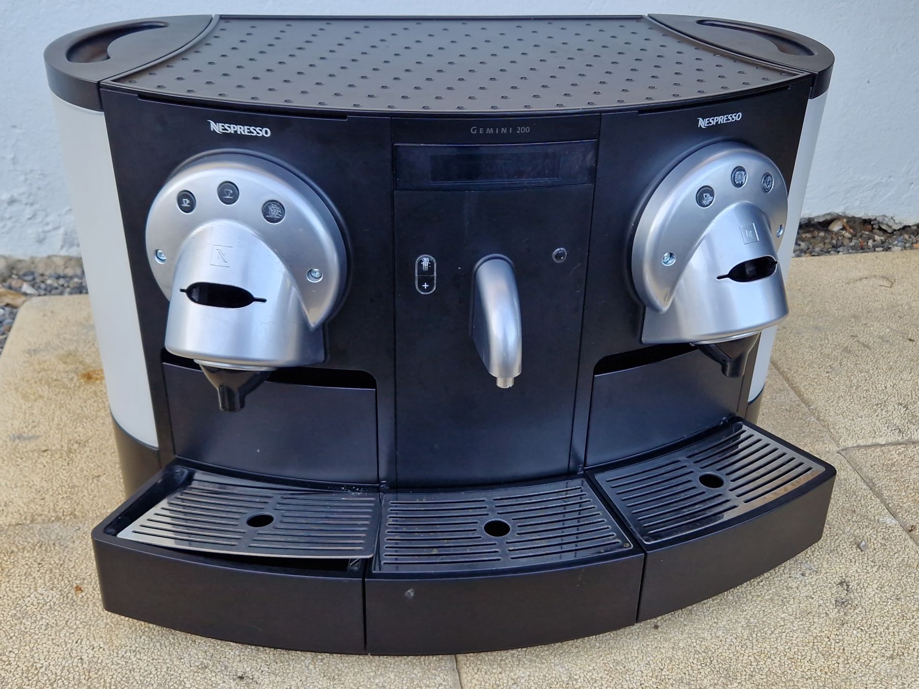 Nespresso Machines à café & Machines à expresso: Machine à café pro/Nespresso GEMINI 200 – Défectueux à St. Ursen par cpi23 1