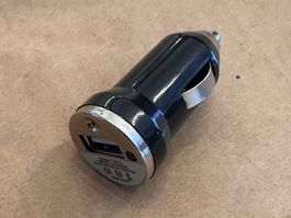 USB-KFZ-Ladegerät / Zigarettenanzünder-Adapter.