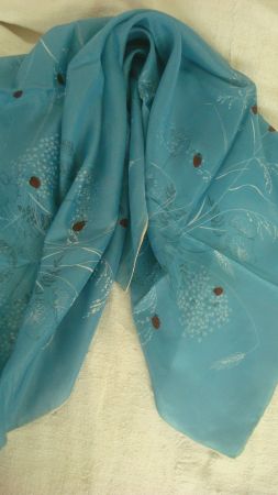 Seiden Foulard blau mit Wiesenblumen und Marienkäfer