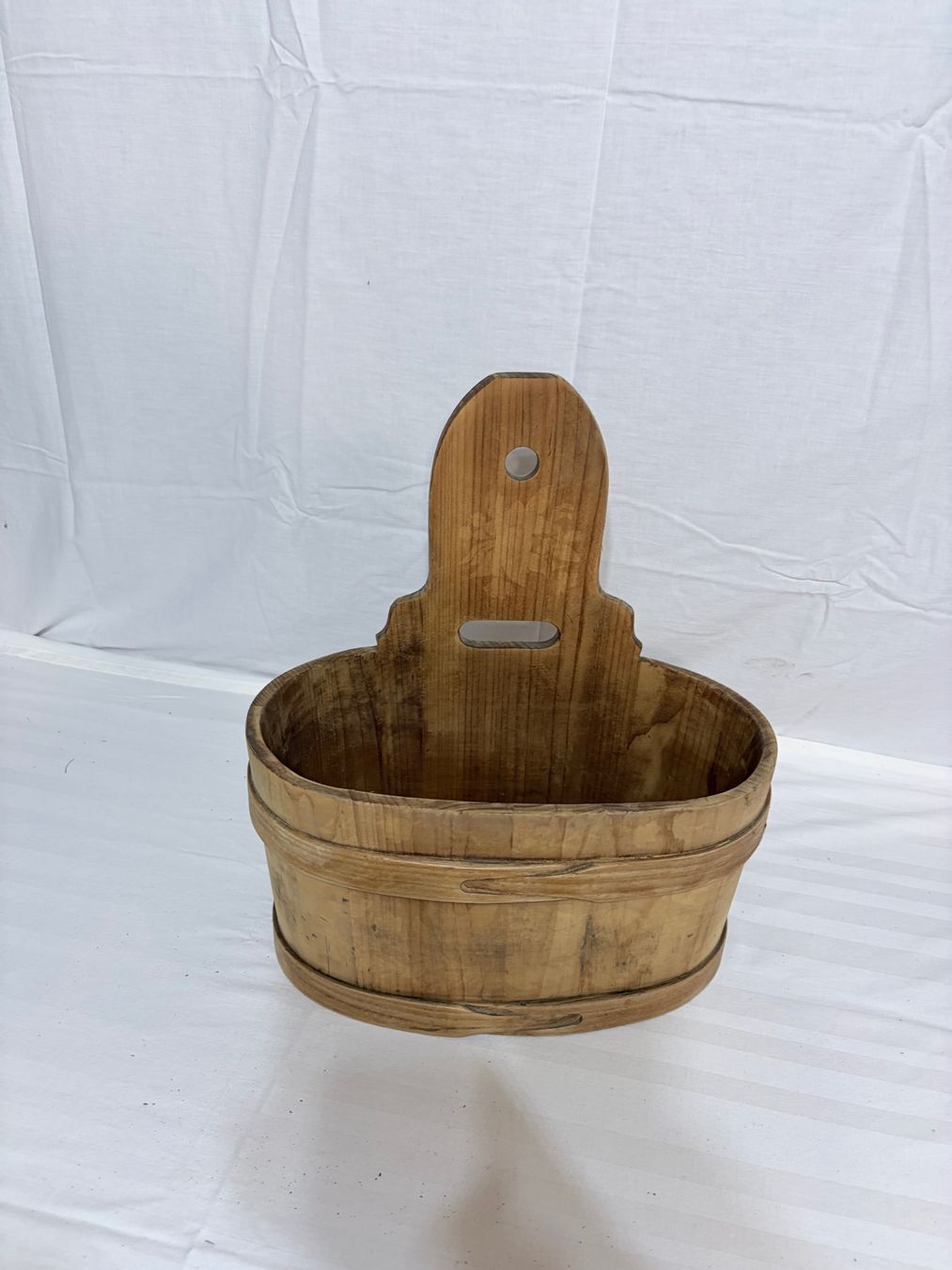 Altre Decorazioni per giardino: Alte Holz Wandkorb, Holzbottich – Usato da Sevelen venduto da Tschitschi