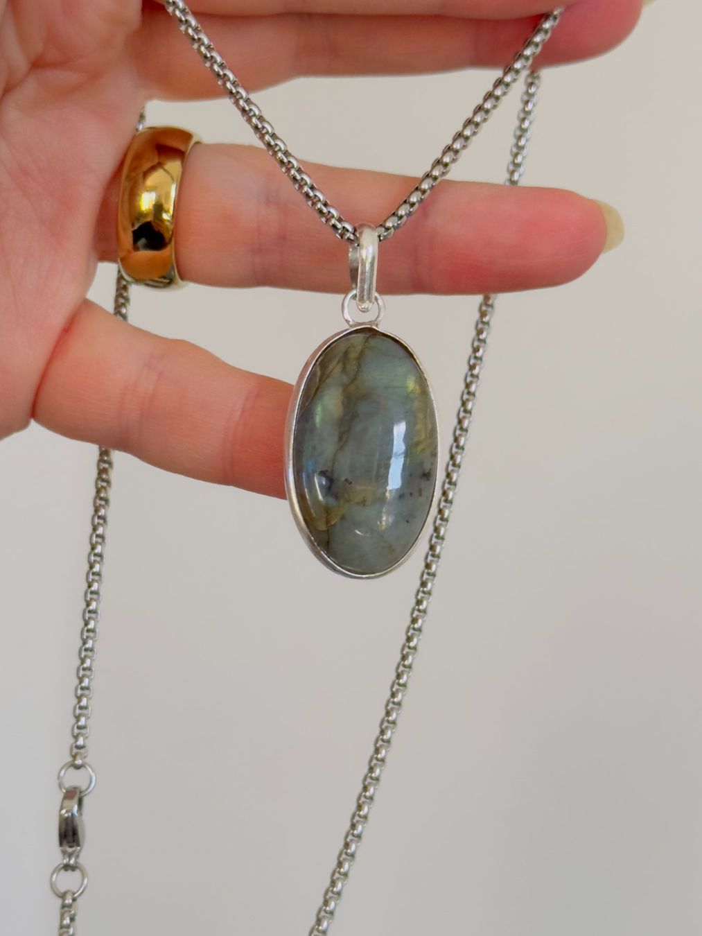 Ketten: Fashionable labradorite necklace – Neu und originalverpackt aus Genève von AGBERG 1