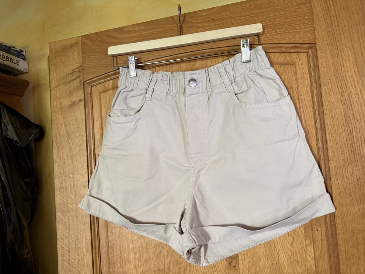 H&M Pantalons: Short H&M dès CHF 1.- – D'occasion à Commugny par Flamantrose77