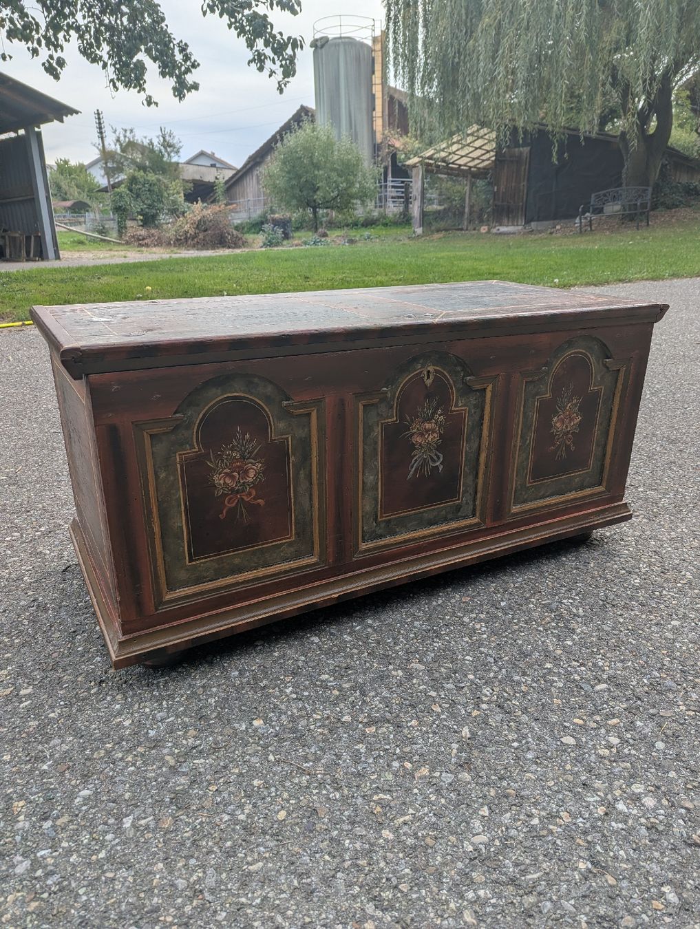 Truhen: Bemalte Holztruhe – Gebraucht aus Lüsslingen von Famshop