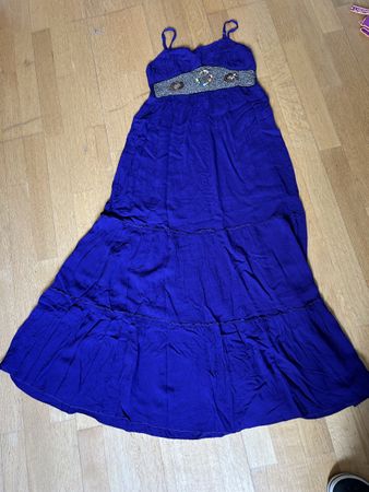 Sommerliches, langes, lila Kleid mit Schmuckgürtel