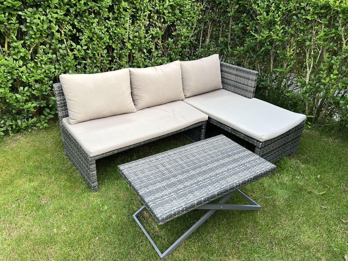 Sofas: Gartenlounge Polyrattan Ecksofa mit Tisch  - top Zustand – Gebraucht aus Jegenstorf von rotondaro_g