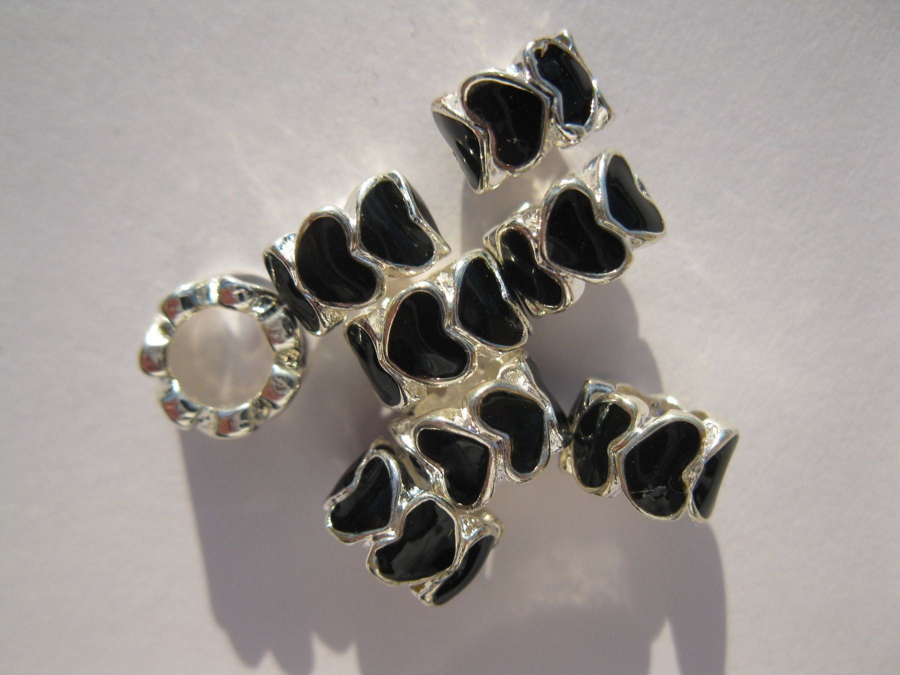 Perle (finte): 2 Metallperlen, Beads, Herz, schwarz emailliert – Nuovo e nell'imballaggio originale da St. Margarethen TG venduto da LuanaKa