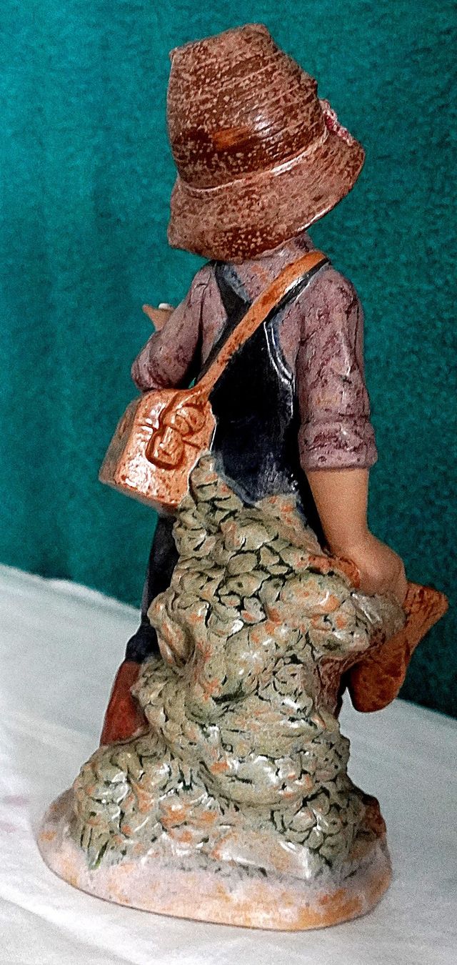 Statuette: Nadal Steingut Mädchen mit Schmetterling – Usato da Baar venduto da 2cvbaar 2