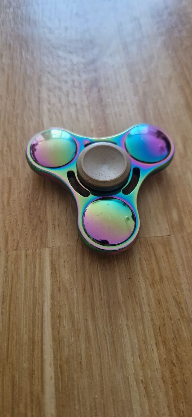 Giocattoli: Regenbogen Fidget Spinner mit Etui – Usato da Riehen venduto da Aconitum 1
