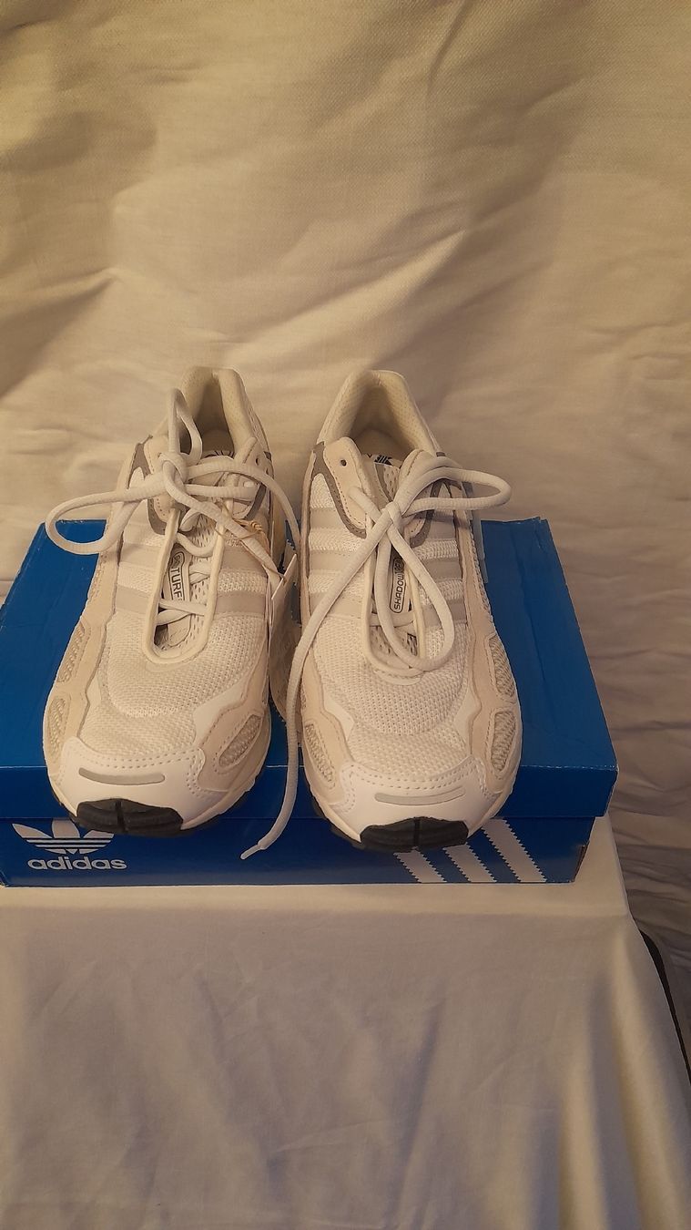 Adidas Scarpe da uomo: Adidas Shadowturf, Taille 40 2/3, Neuves ! – Nuovo e nell'imballaggio originale da st.gallen venduto da The_Rag_Picker. 1