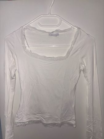 Langarmshirt von Newyo weiss mit Spitze Grösse XS Zustand gu