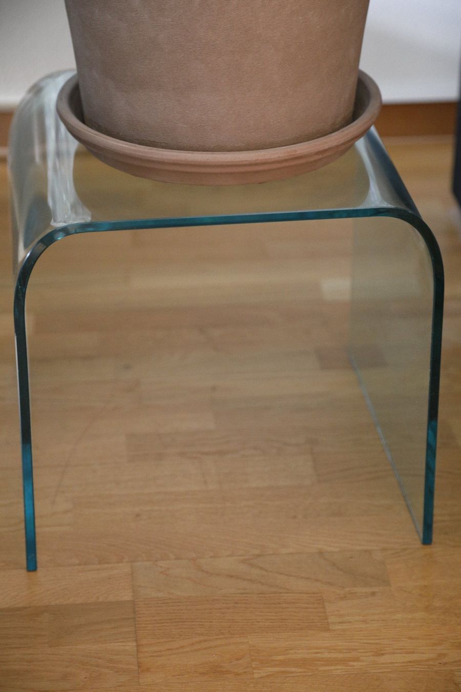 Tische: Beistelltisch gebogenes Glas – Gebraucht aus Zürich von evolve1