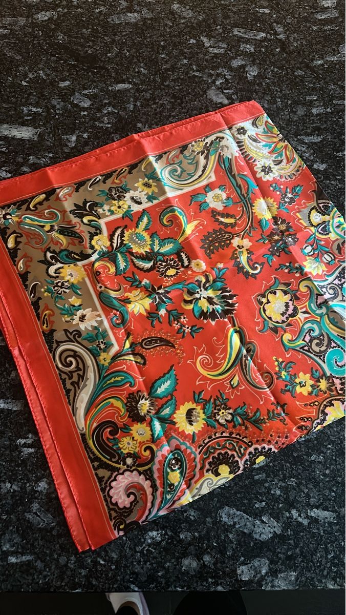 Foulard & Sciarpe: Seidenschal mit Paisley-Muster, Sommerlich & Chic – Nuovo e nell'imballaggio originale da Buchs ZH venduto da mic_jz5q