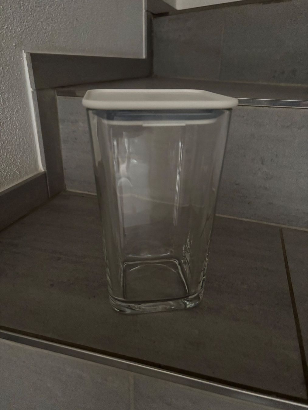Ikea Recipients et similaires: Grosse eckige Ikea Glas Vorratsdose mit weissem Deckel – Neuf (Voir description) à Kleinandelfingen par Baba23