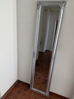 Eleganter Ganzkörperspiegel mit silbernem Rahmen