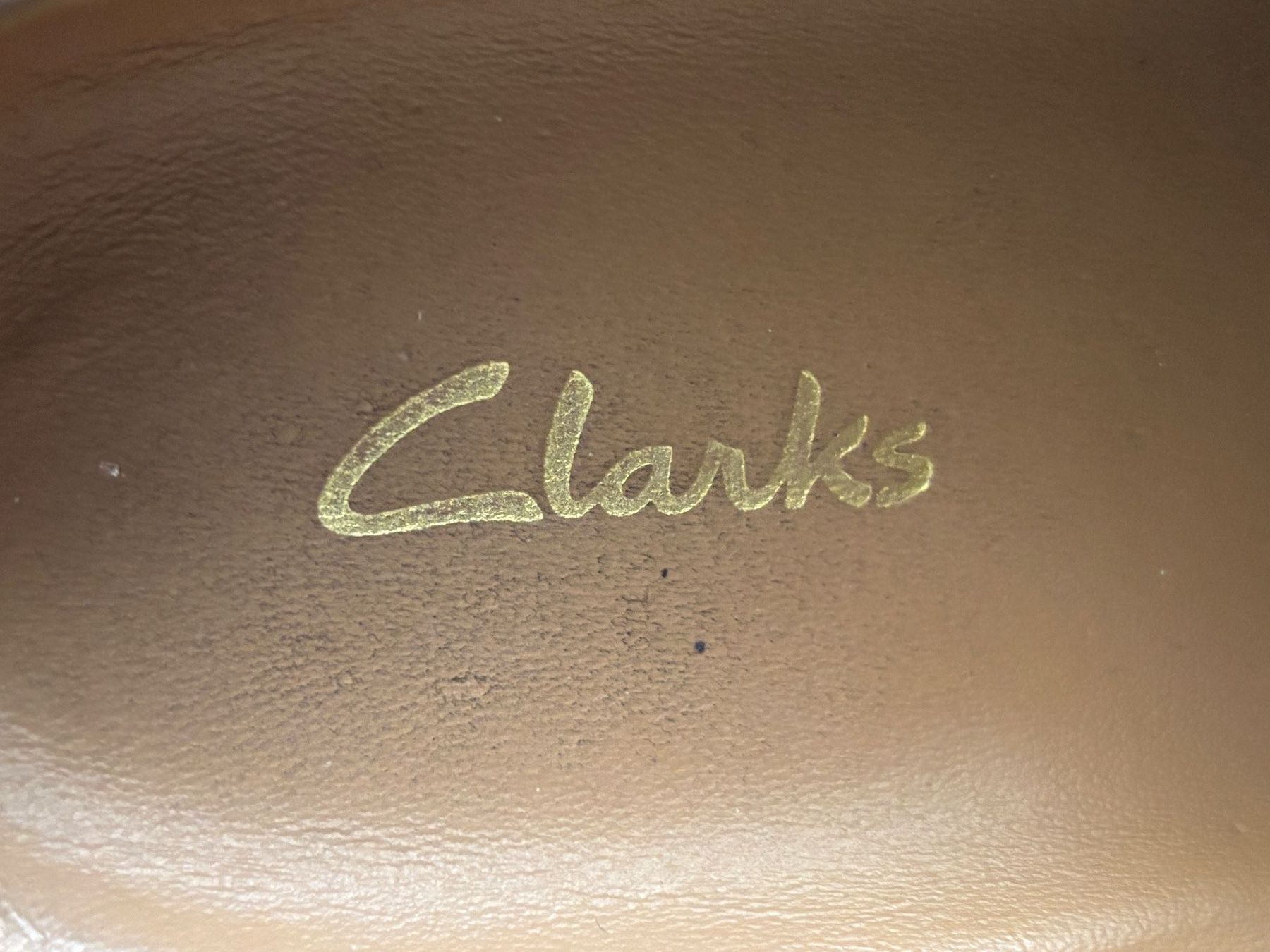Clarks Scarpe da uomo: Indémodable Clarks  taille 44 1/2 comme neuve – Usato da Yverdon-les-Bains venduto da Signifer67 1