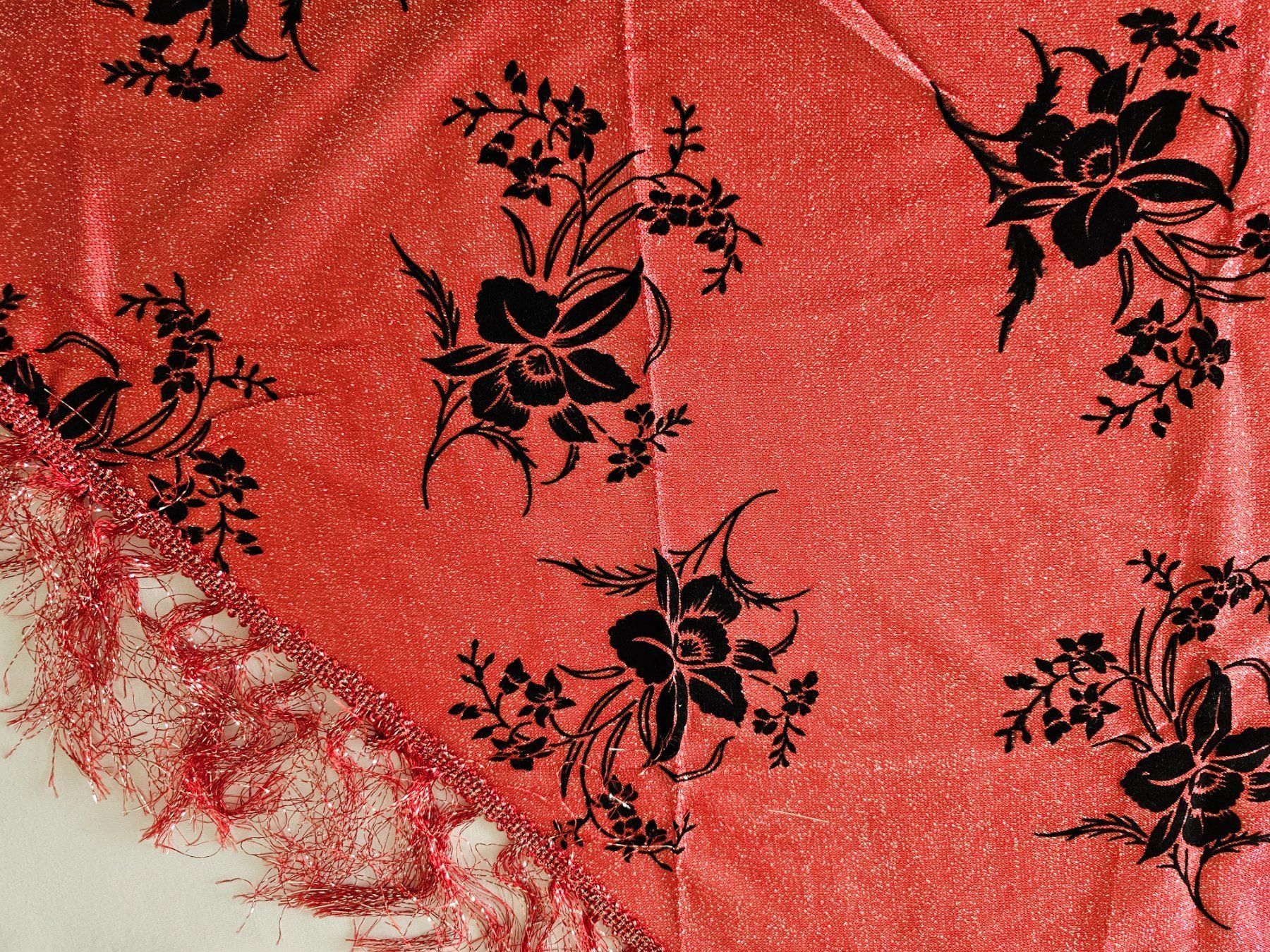 Foulards, Tücher & Schals: Foulard triangle rouge avec fil argenté – Neu und originalverpackt aus Porrentruy von Danreisende 2