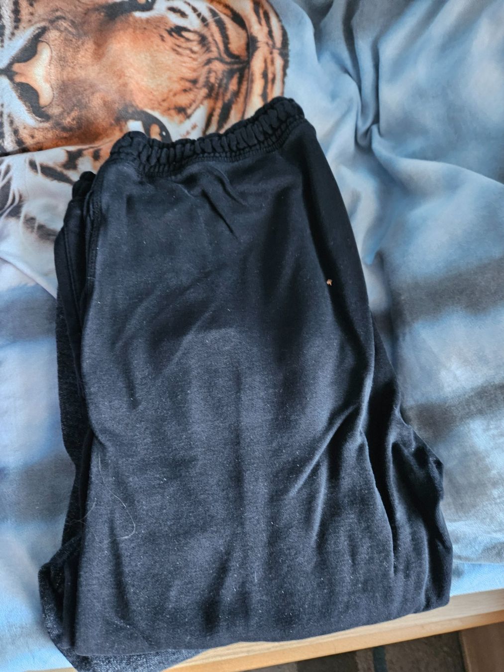 Pantaloni: 2 Joggings gris et noir – Nuovo (secondo la descrizione) da Ferpicloz venduto da Olivier_Jut 1