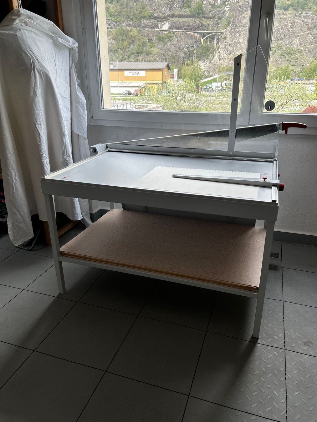 Tutte le macchine: Papier und Karton Schneidetisch Model Ideal 1110 – Usato da Gamsen venduto da Volkigerry 2