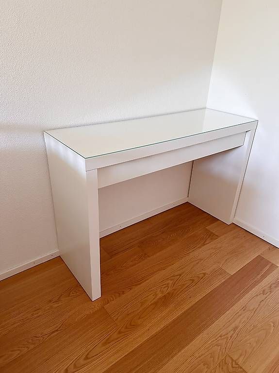 Ikea Tische: IKEA MALM Schreibtisch weiss mit Glasplatte & Einlage – Gebraucht aus Winterthur von sar_9p8q 1