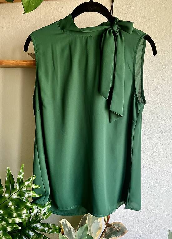 Top: grünes Top S/M mit Schleife – Usato da Zürich venduto da eis_yx9q 1