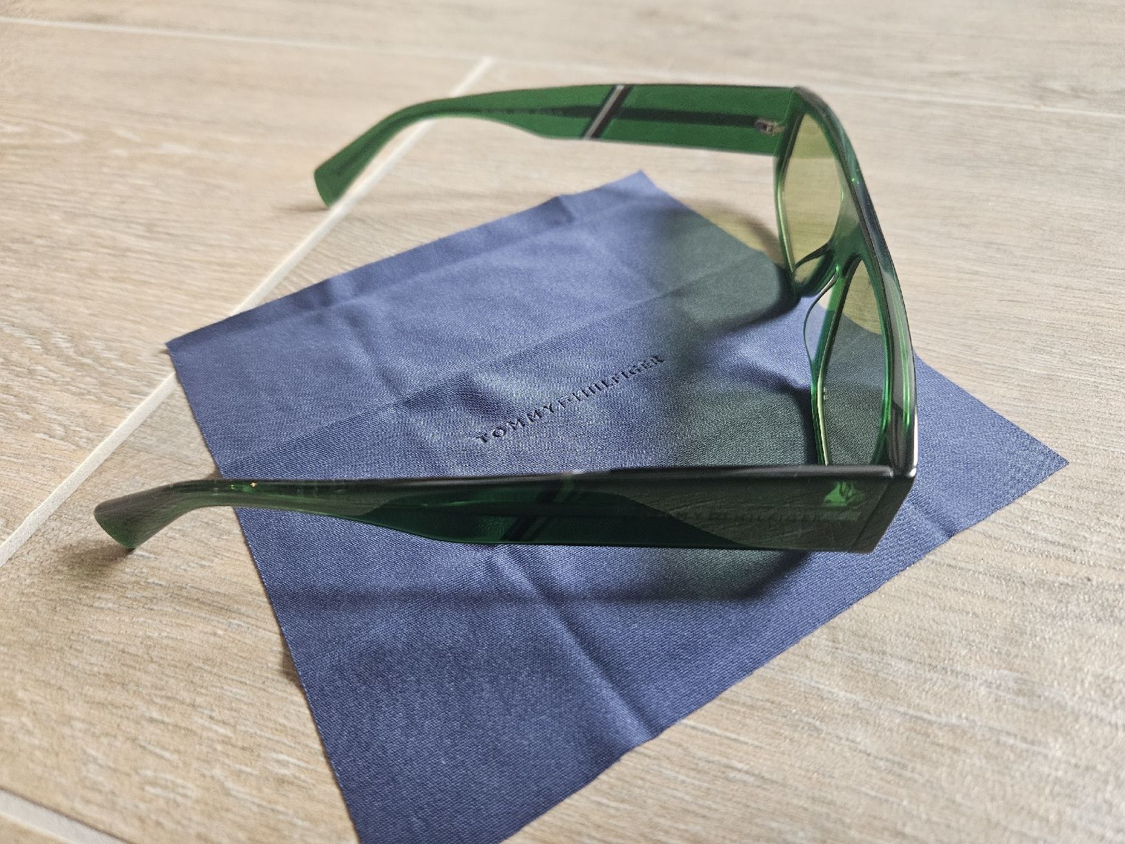 Tommy Hilfiger Occhiali & Lenti: Lunettes de soleil TOMMY HILFIGER – Usato da Arveyes venduto da sape.online 1
