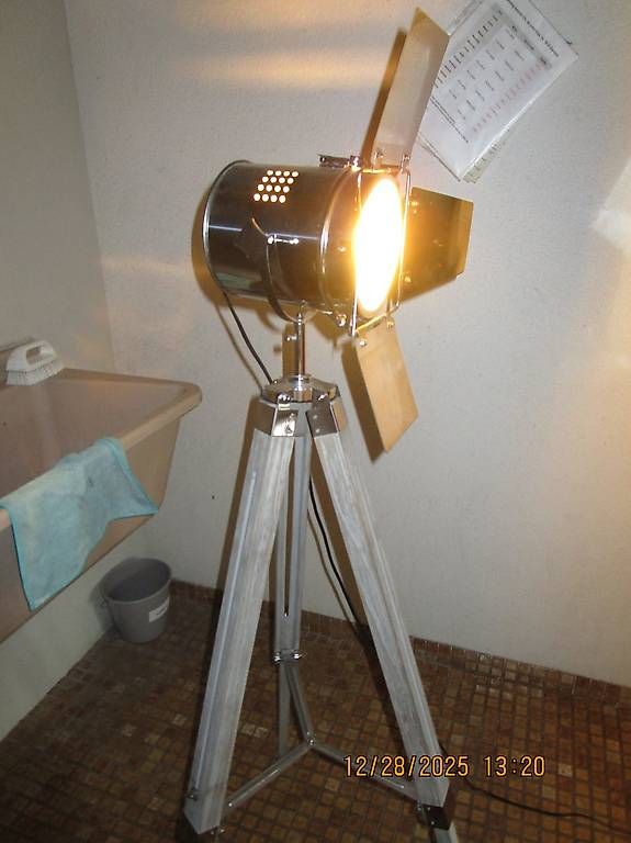 Lampade: lampe projecteur avec trépied – Usato da Clarens venduto da krampou 2