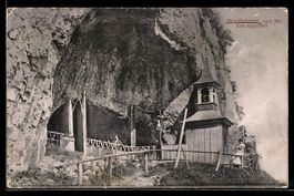 Aescher, Wildkirchli mit einer Frau in T