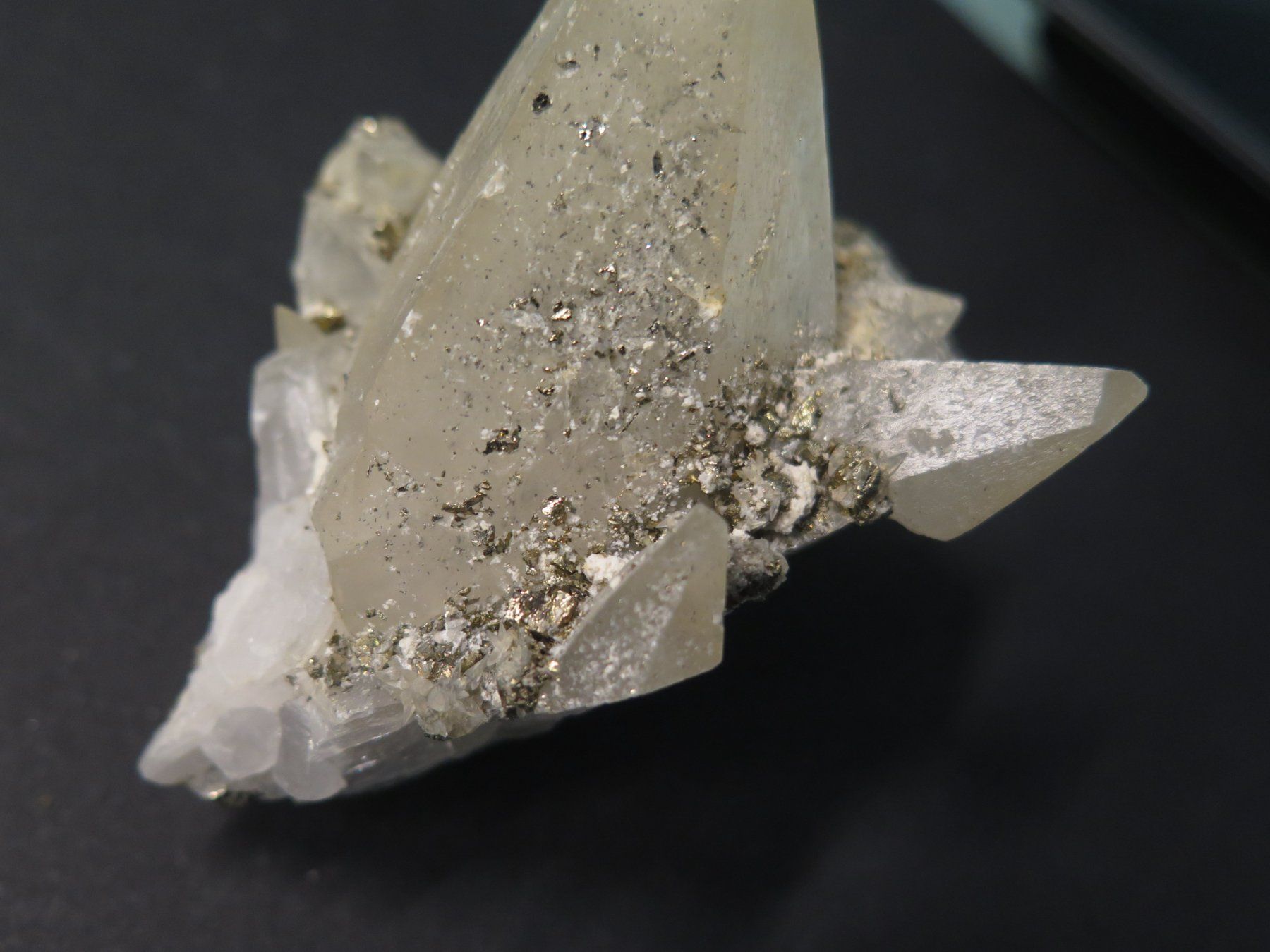 Minerali & Pietre curative: Calcit mit Pyrit von Peru ca. 248 gr. – Usato da Schaffhausen venduto da Yamakana51L8736OQ8 4