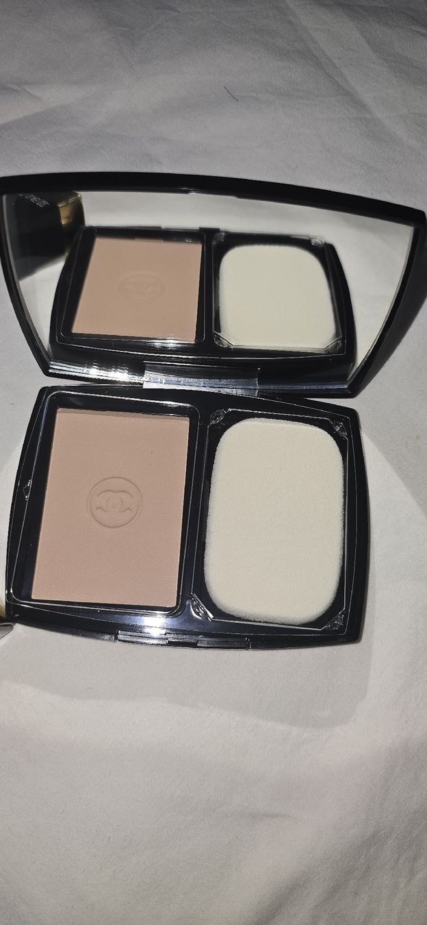 Chanel Make-up: CHANEL Double Perfection Teint Compact Poudre 110 Light Beig – Nuovo e nell'imballaggio originale da Martigny venduto da zin_y9tt 1