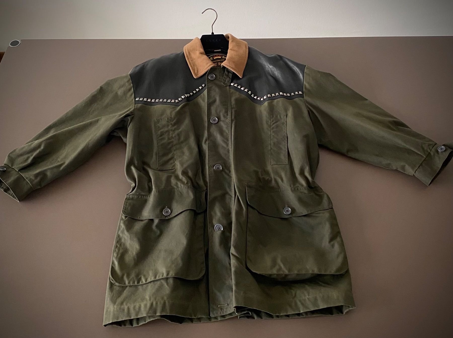 Gucci Mäntel: Gucci English Style Parka with Studs and Leather – Neu (gemäss Beschreibung) aus Zürich von pas_9czf