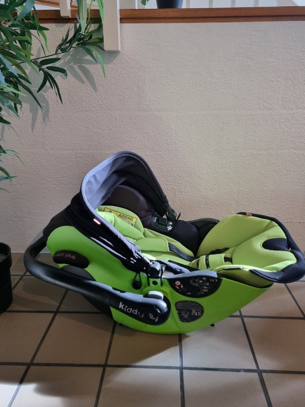 Kiddy Seggiolini per auto: Auto-Babyschale KIDDY grün mit Station – Usato da Bassersdorf venduto da Lilly2209 2