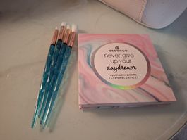 Essence Lidschattenpalette und Schminkpinsel Set 