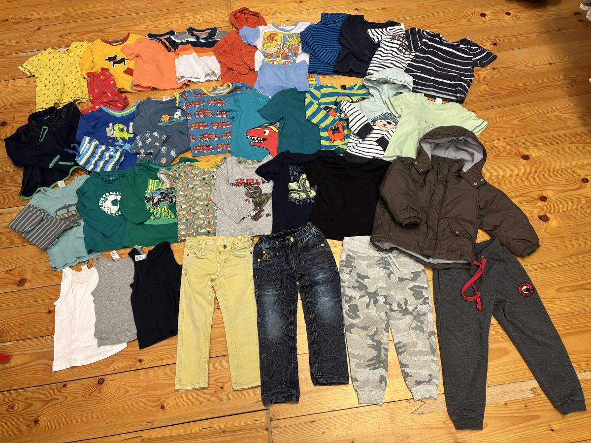 Lotti & Set di vestiti: Kleiderpaket Jungs, Grösse 98/104 – Usato da Büren an der Aare venduto da Nikito2001