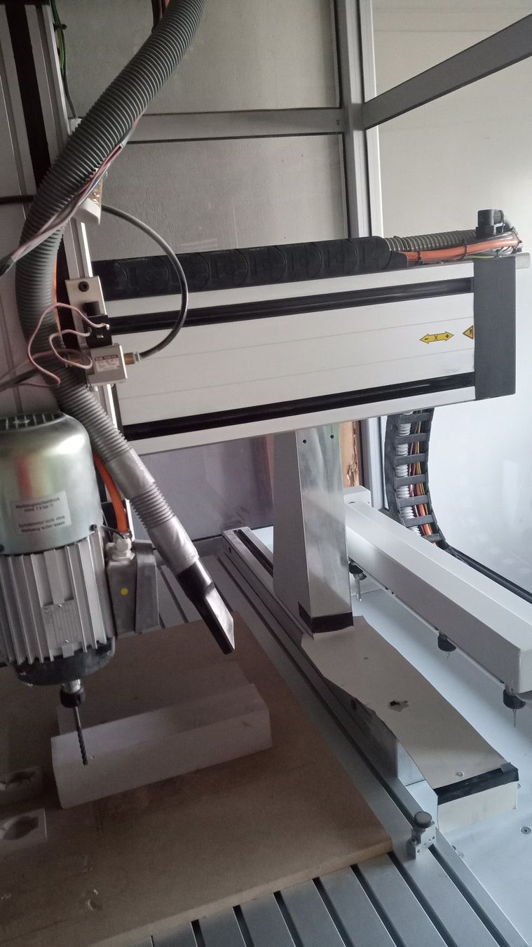 Tutte le macchine: Isel CNC Fräsmaschine mit Schutzhaube – Usato da Triesenberg venduto da moonrake 1