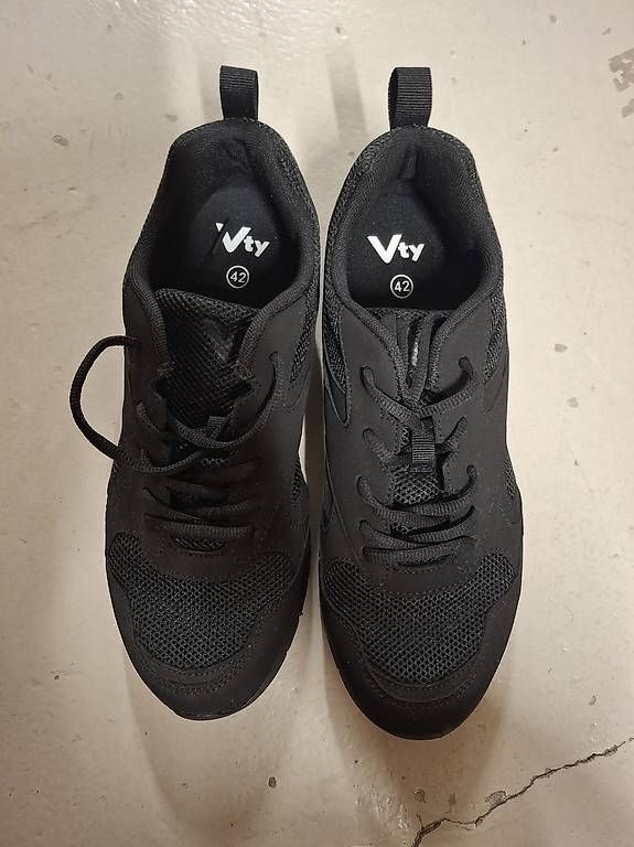 Scarpe da uomo: schwarze  leichte Turnschuhe Nr.42 – Usato da Effretikon venduto da CorneliaM03