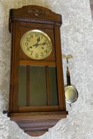 Wanduhr/Pendeluhr, Holz mit Pendel und Schlüssel