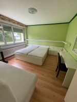 Möbel Schlafzimmer mit Bett und Schrank (komplett)