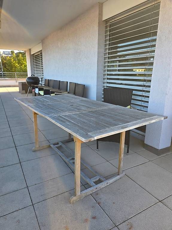 Set de table et chaises: Meubles extérieur - Table + 8 chaises  – D'occasion à Lausanne par mde_jg5r