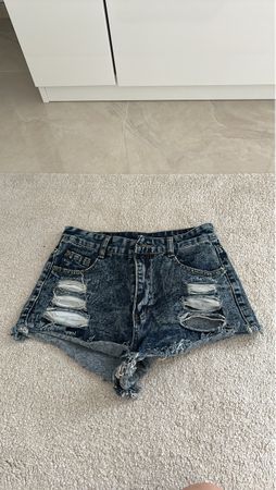 Trendige kurze Jeans-Shorts mit Rissen für den Sommer