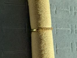 MAGNIFIQUE BAGUE OR JAUNE PAVEE DE SAPHIR JAUNES, par moitié