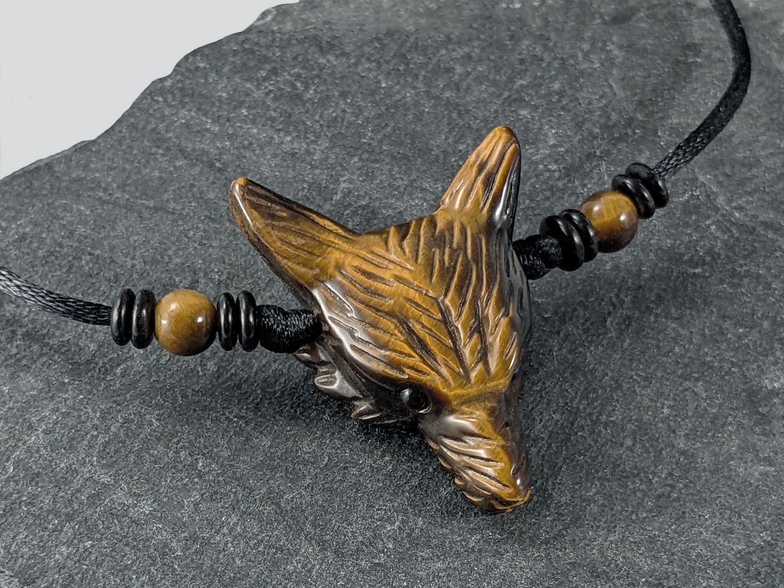 Minerali & Pietre curative: Tigerauge Wolfskopf Kette - Wolf Anhänger – Nuovo e nell'imballaggio originale da Meilen venduto da StoneGarden