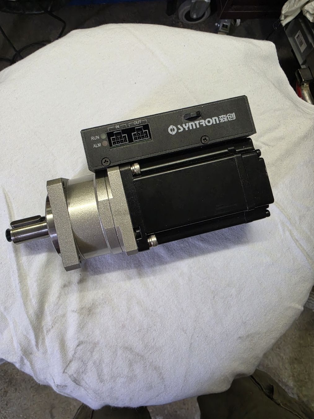 Motori: SYNTRON Servomotor 400W mit Getriebe – Usato da Nussbaumen AG venduto da Martinfal