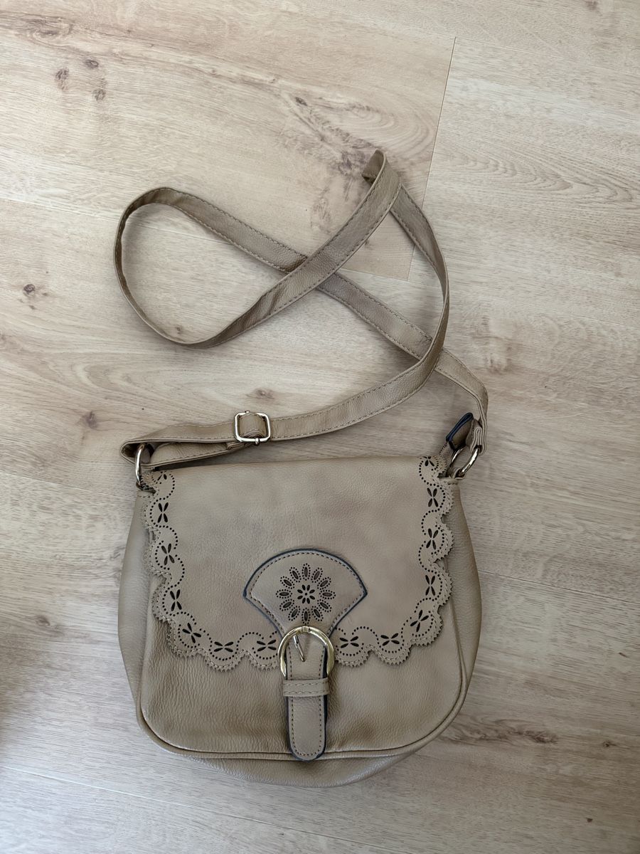 Borse da donna: Beige Umhängetasche mit Lochmuster! – Usato da Moosseedorf venduto da eve_6nj8