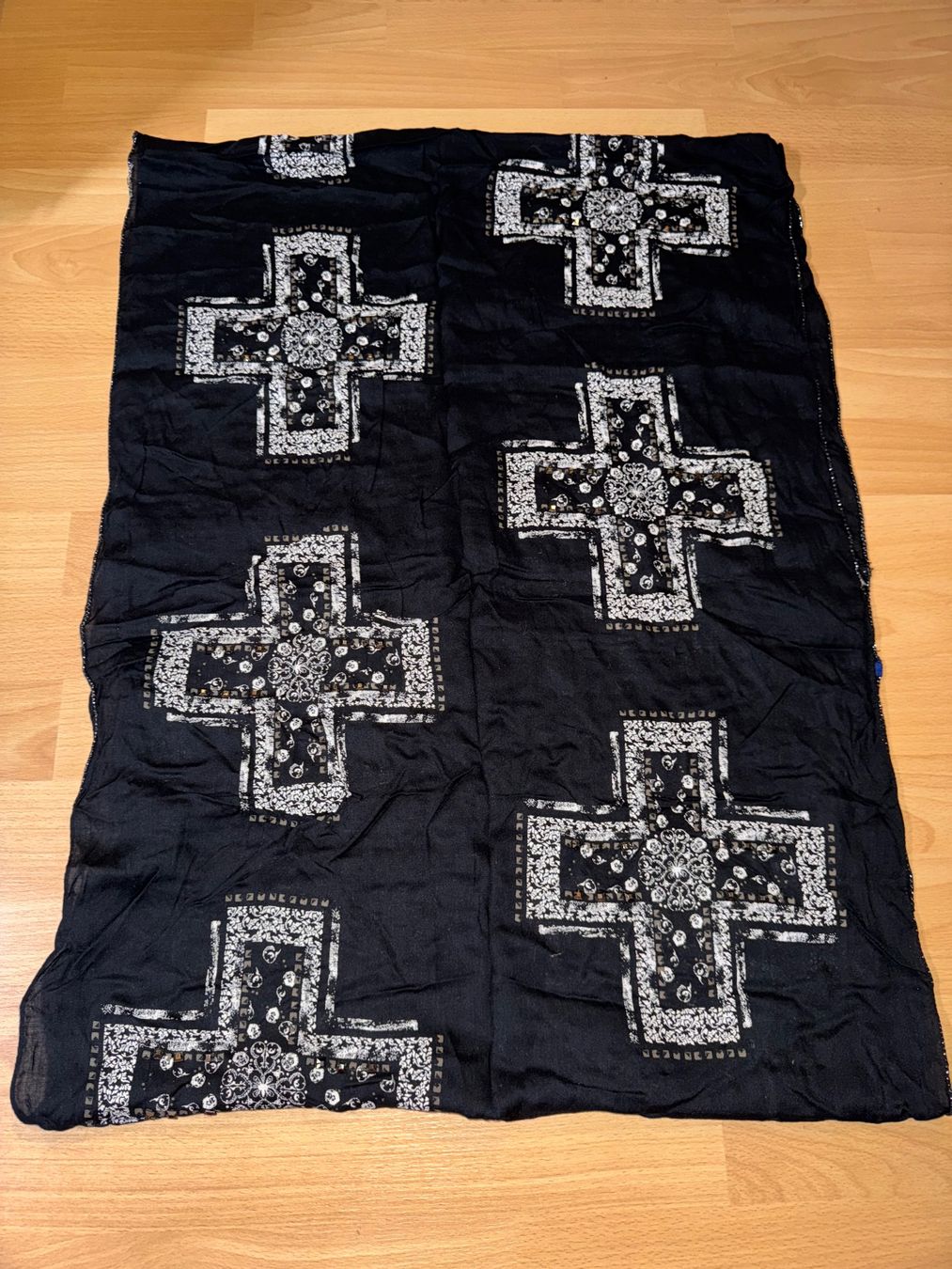 Cecil Foulards, Tücher & Schals: Schöner Schlauchschal Loop mit Steinen von Cecil – Gebraucht aus Grosswangen von shoes.bags.and.co
