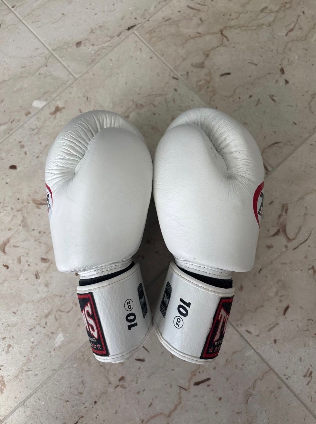 Guanti & manicotti: Boxhandschuhe Twins 10 OZ – Nuovo (secondo la descrizione) da Kloten venduto da tom_5tvd 2