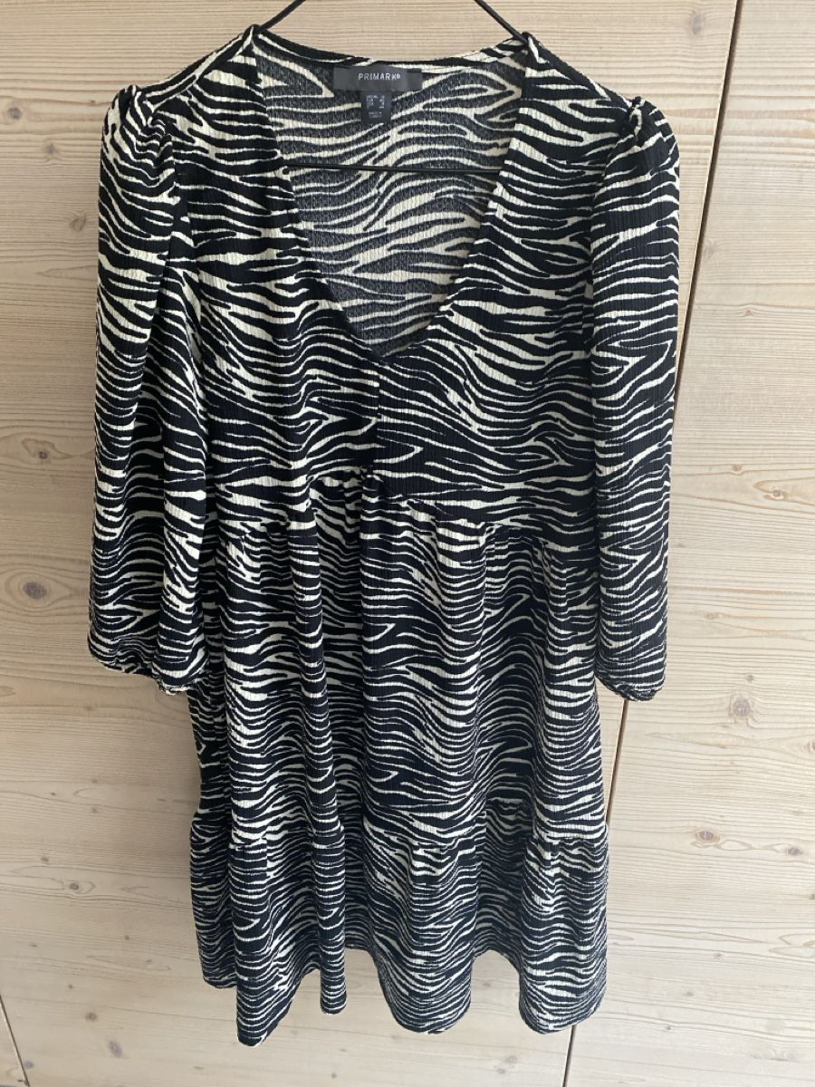 Primark Vestiti: Kleid mit schönem schwarz-weiss Muster – Usato da Basel venduto da riesther