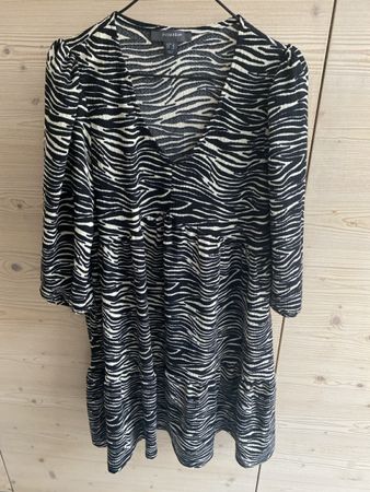 Kleid mit schönem schwarz-weiss Muster