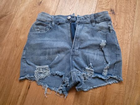 Jeans Shorts blau mit Rissen neu Grösse M