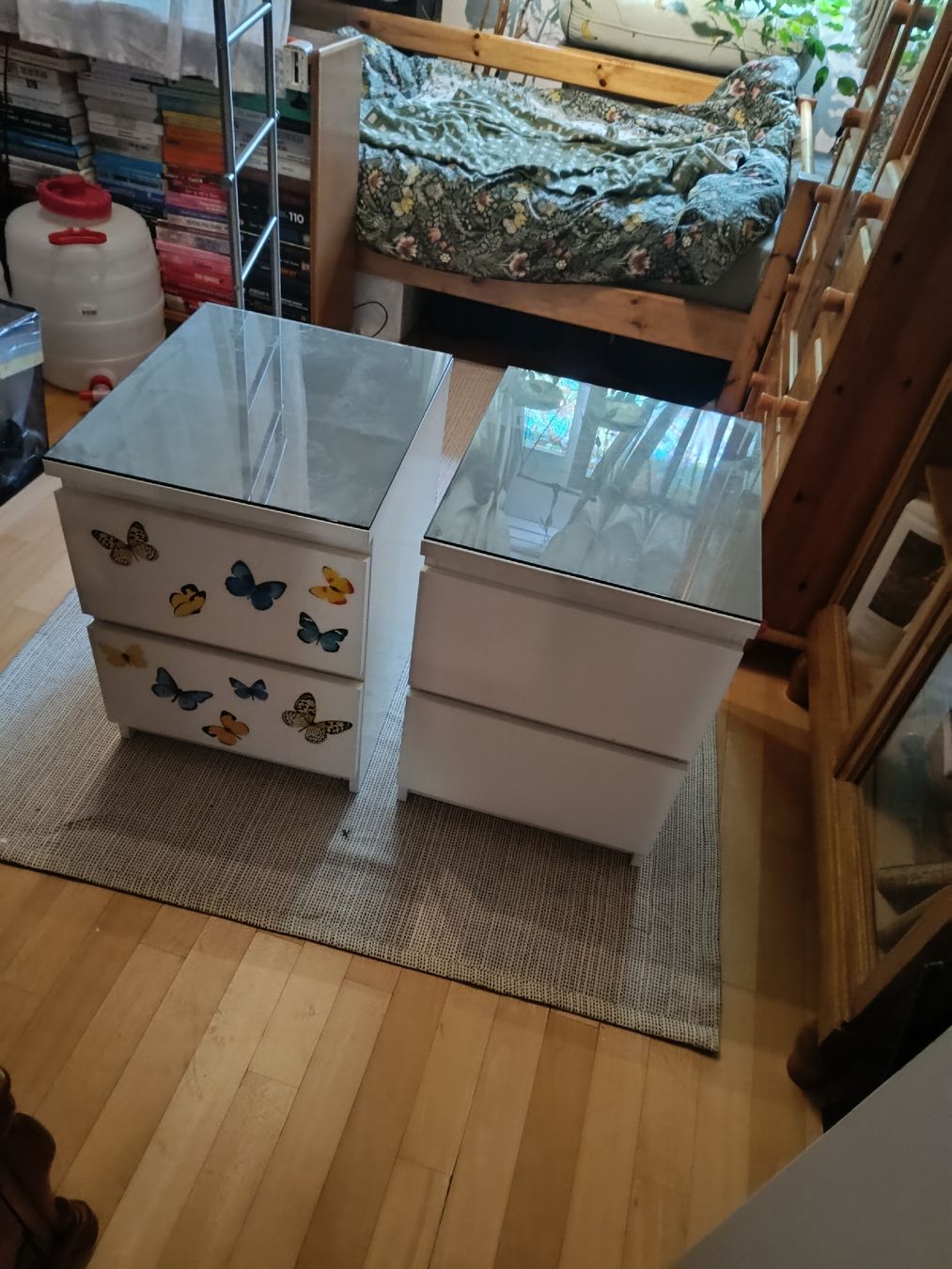 Comodini: 2x MALM Ikea Nachttisch inkl. Glas – Usato da Hinteregg venduto da skaterin2491